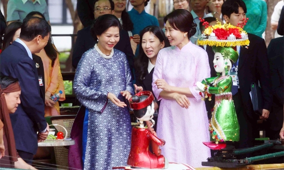 Phu nhân Tổng Bí thư, Chủ tịch nước Tô Lâm và Phu nhân Tổng thống Hàn Quốc thăm Bảo tàng Dân tộc học Việt Nam